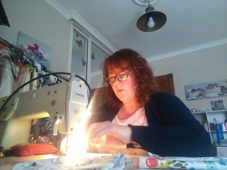 una de las mujeres de Otura fabricando las mascarillas infantiles (AYTO. OTURA)