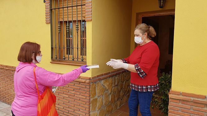 Entrega de un libro a una vecina (AYTO. CÚLLAR VEGA) 