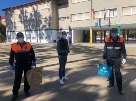 Miembros de Protección Civil se encargan del reparto (AYTO. ALMUÑECAR) 