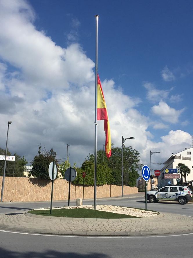 Bandera a Media Asta en Alhendín (AYTO. ALHENDÍN) 