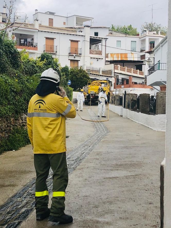 Miembros del Infoca en tareas de desinfección (JUNTA) 