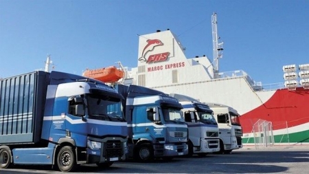 Camiones esperando la entrada en ferry en el Puerto de Motril (PUERTO DE MOTRIL) 