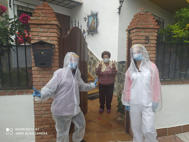 Trabajadoras de Ayuda a domicilio visitan a una mayor (AYTO. LA ZUBIA) 