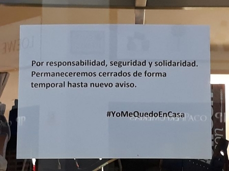 Cartel de un comercio cerrado por el coronavirus  (EUROPA PRESS)