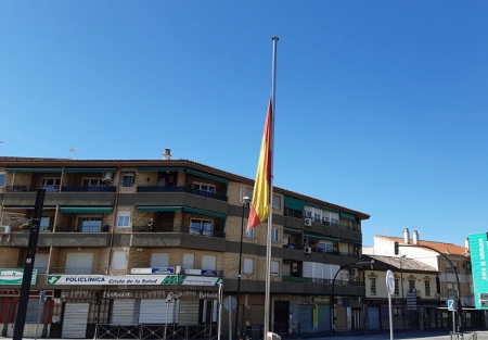 Banderas a media asta en Albolote (AYUNTAMIENTO DE ALBOLOTE) 
