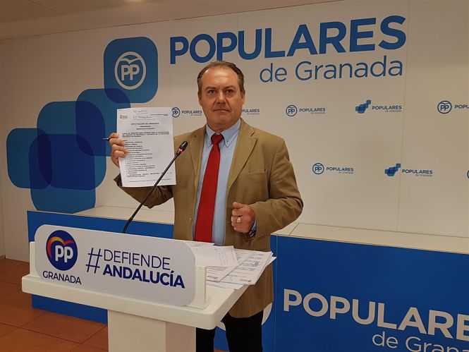 El diputado provincial del PP, Fernando Pérez enseña el pliego de condiciones(PP)