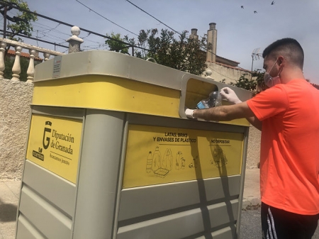 Un usuario echa plástico en el contenedor amarillo (DIPUTACIÓN) 