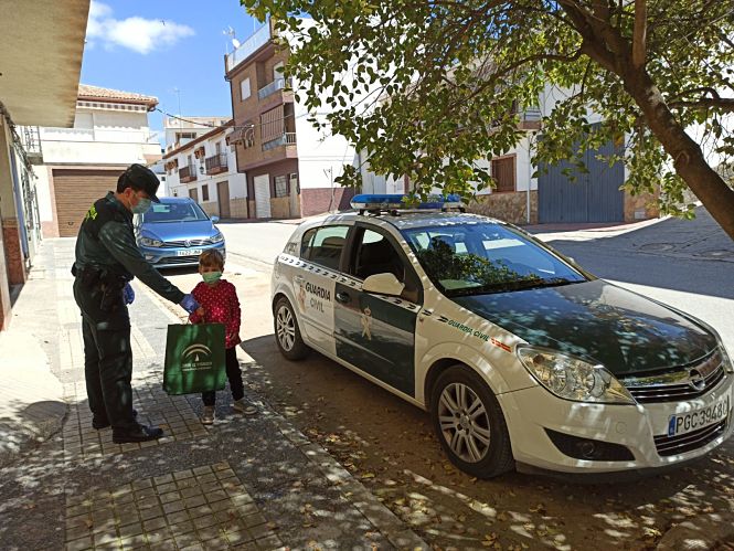 La Guardia Civil entrega el material (GUARDIA CIVIl)