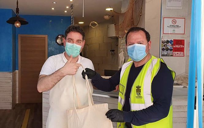 Entrega del lote a un comerciante (AYTO. CÚLLAR VEGA) 