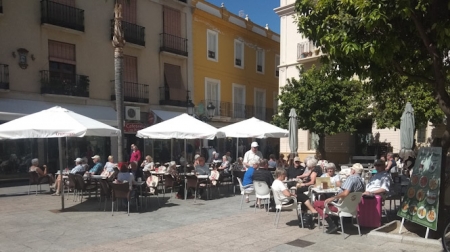 Ambiente en la terraza de un bar de Almuñécar (AYTO. ALMUÑECAR) 