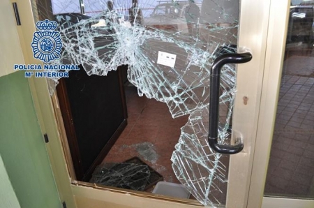 Cristal fracturado en el Bar de Baza (POLICÍA NACIONAL) 