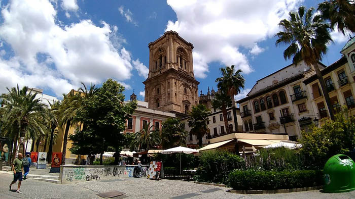 Panorámica de la plaza de la Romanilla en Granada