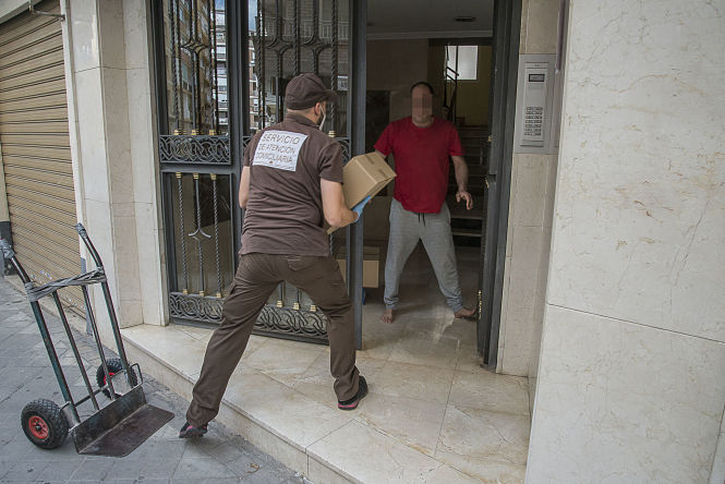 Un voluntario entrega material a una familia vulnerable (JAVIER ALGARRA / AYUNTAMIENTO) 