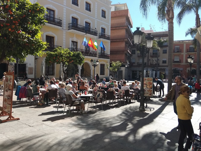 Ambiente en una terraza de Almuñécar (AYTO. ALMUÑECAR) 