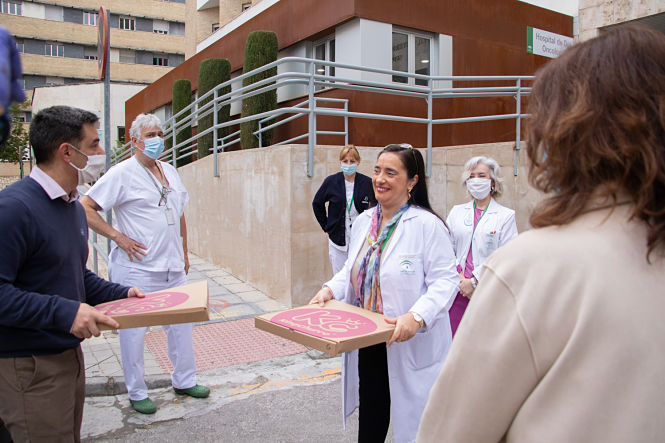 La gerente del Hospital Virgen de las Nieves recoge los churros (KING CHURRO)