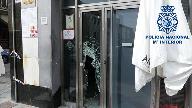 Cristal fracturado en el Restaurante de Baza (POLICIA NACIONAL)
