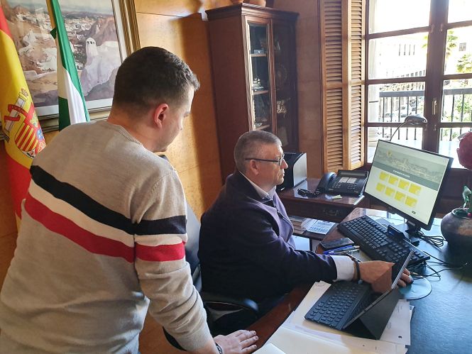 El Alcalde de Guadix observa la nueva web municipal (AYTO. GUADIX) 