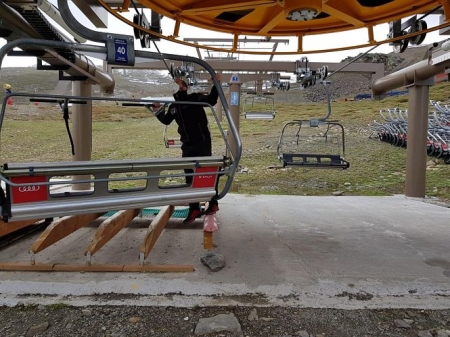Trabajador de Cetursa en uno de los remontes (CETURSA SIERRA NEVADA) 