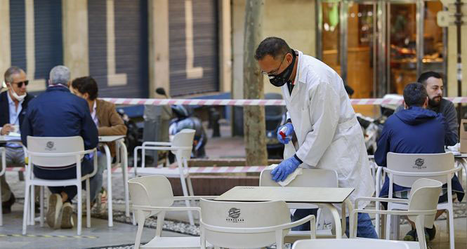 Granada comienza a abrir terrazas en el inicio de la fase 1 (EUROPA PRESS / ÁLEX CÁMARA) 