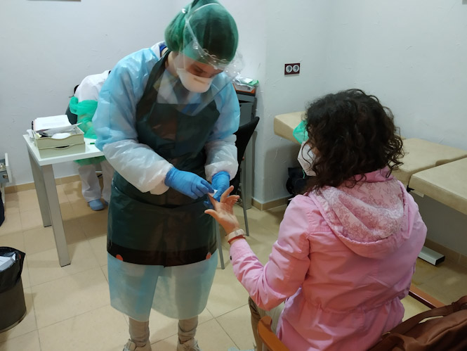 Realización del Test PCR a un empleado municipal de Almuñécar (AYTO. ALMUÑECAR)