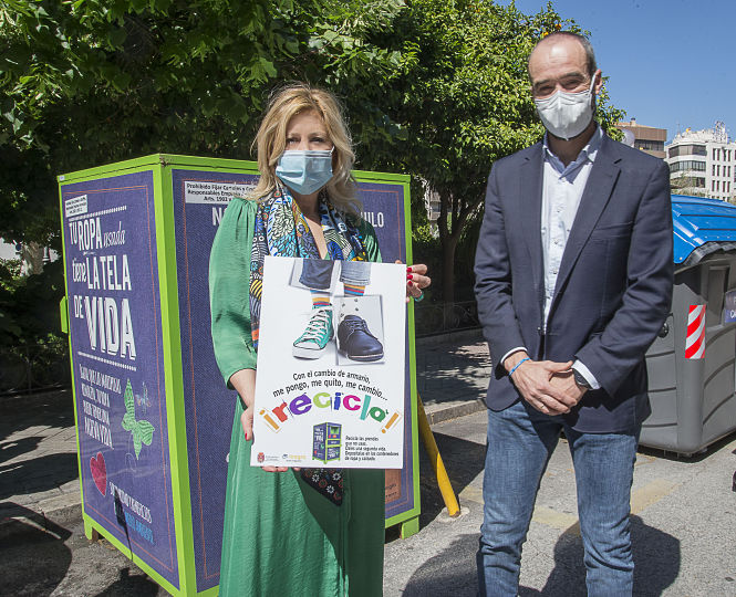 Presentación de los nuevos contenedores (JAVIER ALGARRA / AYUNTAMIENTO)
