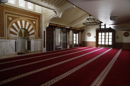 Interior de la Mezquita Mayor de Granada (ÁLEX CÁMARA - EUROPA PRESS)