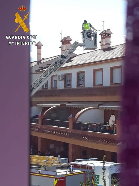 El Guardia Civil en una plataforma elevadora (GUARDIA CIVIL) 