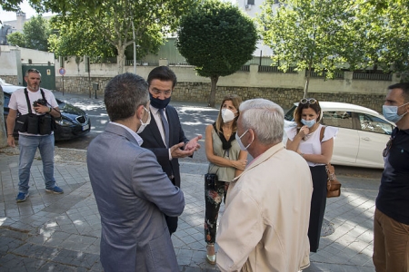 Luis Salvador durante la visita al barrio de los Doctores (JAVIER ALGARRA / AYUNTAMIENTO) 