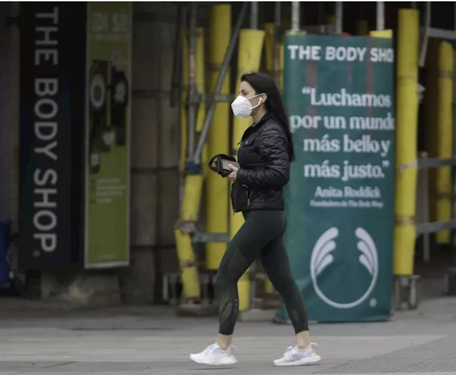 Una mujer camina con una mascarilla por la capital (EDUARDO PARRA / EUROPA PRESS)