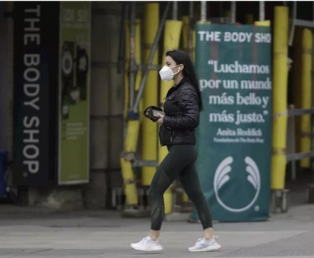 Una mujer camina con una mascarilla por la capital (EDUARDO PARRA / EUROPA PRESS)