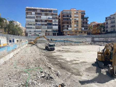 Máquinas retirando escombros del Mercado Municipal de Almuñécar (AYTO. ALMUÑECAR) 