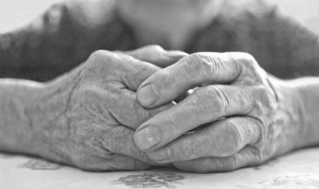 Manos de una persona mayor (ENDESA) 