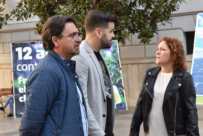 Miembros de IU en la Plaza del Carmen (IU) 