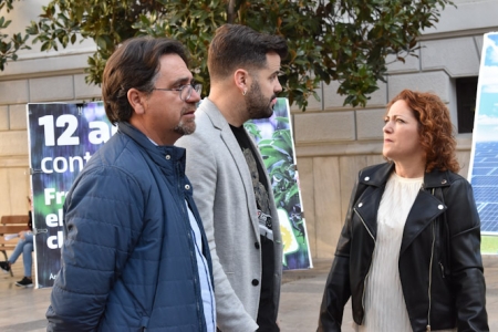 Miembros de IU en la Plaza del Carmen (IU) 