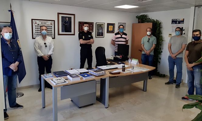 Imagen de la entrega de mascarillas (COFRADÍAS DE MOTRIL) 