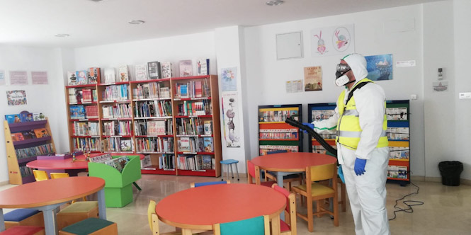 Imagen de la desinfección de la Biblioteca Municipal (AYTO. ARMILLA) 