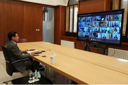 El presidente de Andalucía, Juan Manuel Moreno Bonilla, asiste a la videoconferencia con el presidente del Gobierno, Pedro Sánchez, y el resto de presidentes autonómicos (TWITTER / JUANMA_MORENO)