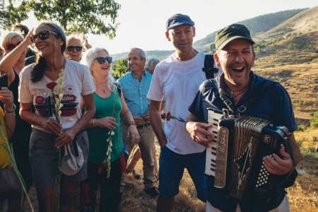 El músico Javier Cuesta en un acto memorialista (ASOCIACIÓN GRANADINA VERDAD, JUSTICIA Y REPARACIÓN) 
