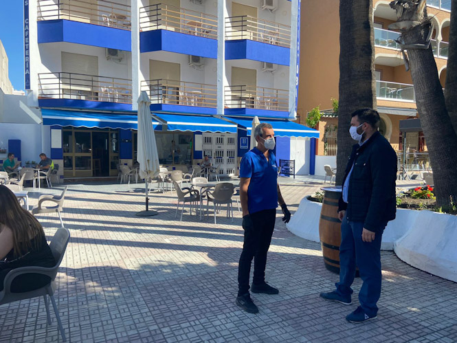 Terraza de un bar de Almuñécar (AYTO. ALMUÑECAR) 