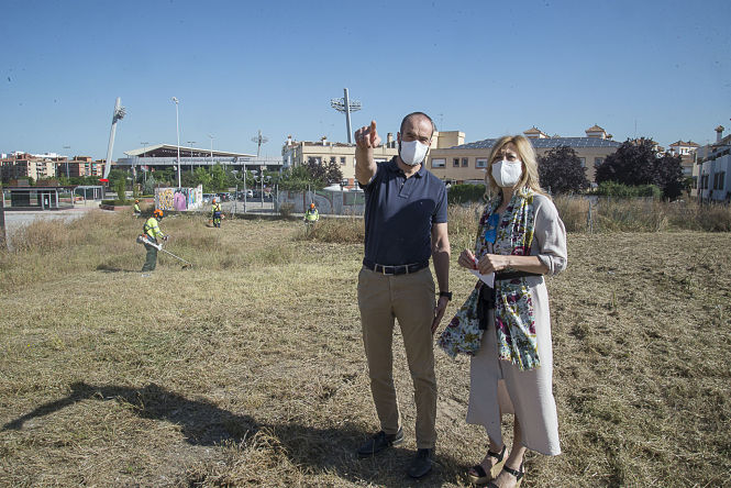 La Concejala de Medio Ambiente, Pepa Rubia ha visitado uno de los solares (JAVIER ALGARRA /AYUNTAMIENTO) 