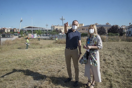 La Concejala de Medio Ambiente, Pepa Rubia ha visitado uno de los solares (JAVIER ALGARRA /AYUNTAMIENTO) 