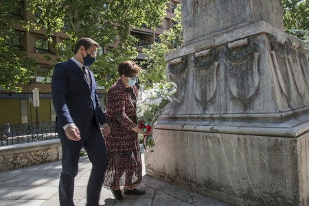 Ofrenda floral a Mariana Pineda (JAVIER ALGARRA / AYUNTAMIENTO) 