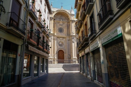 Una calle vacía que desemboca en la Catedral de Granada, en el inicio del estado de alarma (ÁLEX CÁMARA - EUROPA PRESS9
