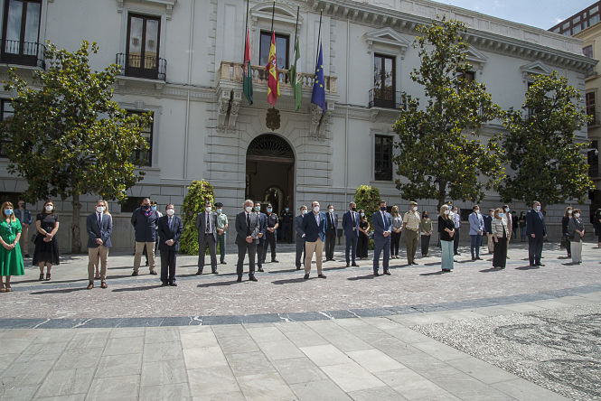 Imagen del minuto de silencio en la Plaza del Carmen (JAVIER ALGARRA / AYUNTAMIENTO) 