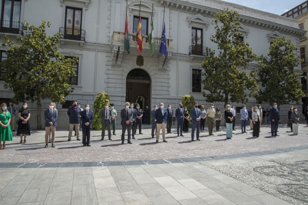 Imagen del minuto de silencio en la Plaza del Carmen (JAVIER ALGARRA / AYUNTAMIENTO) 