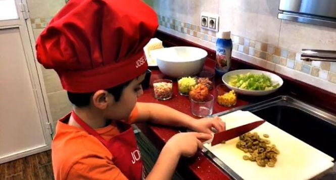 El ganador durante la preparación del plato (AYTO. VEGAS DEL GENIL) 