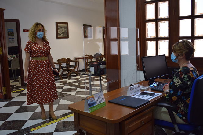 La Concejala de recursos humanos, Marta Nievas, con una trabajadora municipal (AYTO. ALBOLOTE) 