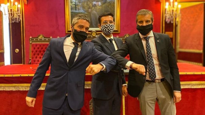 Los portavoces del equipo de gobierno local de Granada, Manuel Olivares y César Díaz, flanquean al portavoz socialista, Francisco Cuenca (AYUNTAMIENTO) 