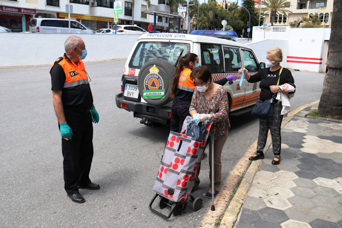 Entrega de mascarillas por parte de Protección Civil (AYTO. ALMUÑECAR) 