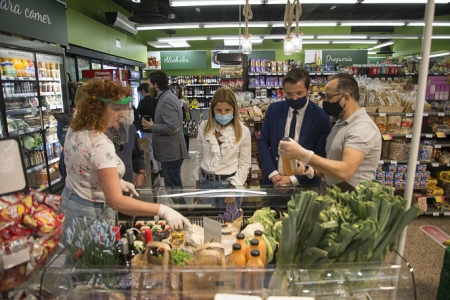 Visita de Luis Salvador a los comerciantes del Camino de Ronda (JAVIER ALGARRA /AYUNTAMIENTO) 